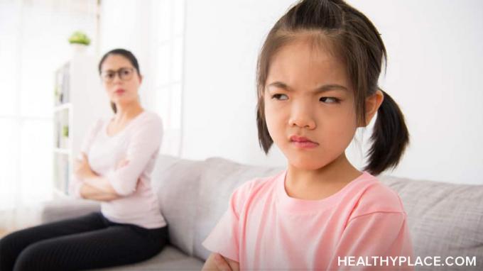 Lær hvordan du disciplinerer et barn, der ikke lytter. Disse gør og må ikke disiplinere et barn, der ikke lytter, kan hjælpe. Læs dem på HealthyPlace.