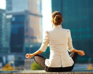 At tage fem minutter at meditere hele dagen kan træne dit sind til at udholde stress og angst. Prøv en fem minutters meditation for at berolige din angst.