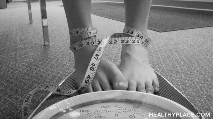 Binge spiseforstyrrelse blev til anoreksi, før jeg vidste det. Spiseforstyrrelser skifter ofte mellem hinanden. Lær mere på HealthyPlace.
