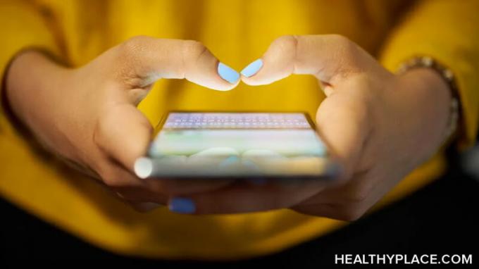Smarttelefoner kan medføre, at vores mentale helbred lider, men at reducere skærmtiden kan reducere stress og skabe mere lykke. Her er, hvordan man reducerer brugen af ​​smartphone.