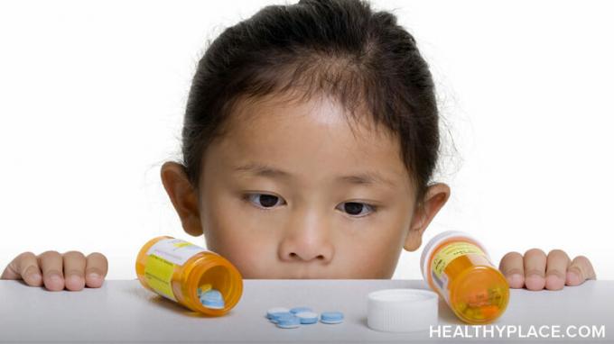 Bipolære medikamenter påvirker børn på forskellige måder - nogle positive og andre ikke. Få komplette detaljer om HealthyPlace.