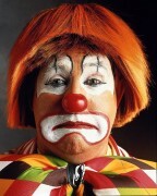 Forfatteren, der lider af coulrophobia (frygt for klovner), beskriver en langrend flyrejse med en deprimeret klovn.