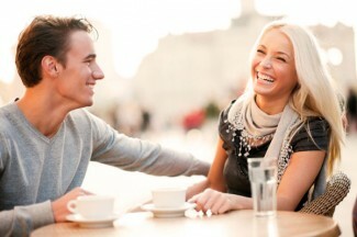 Hvordan kan du minimere datingangst? Kunne du virkelig nyde at blive dating, føle dig ophidset i stedet for ængstelig? Her er en enkel ændring, der vil hjælpe. Læs nu.