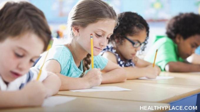 Studerende med indlæringsvanskeligheder kan påvirke deres klasseværelse på mange måder, både positive og negative. Læs mere på HealthyPlace.