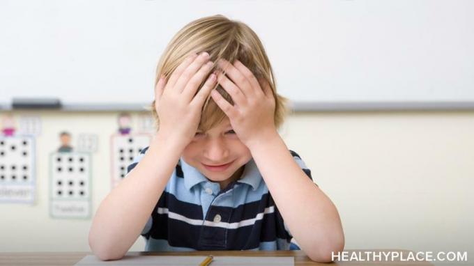 Når man står overfor mentale helbredsproblemer, kan skolen være udfordrende for dig og dit barn. Lær 4 tip til, hvordan du hjælper dit barn med at lykkes i skolen.