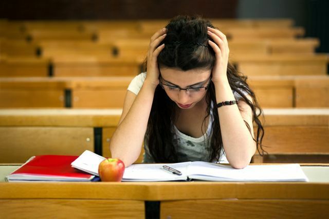 Lær, hvordan du forbliver selvsikker, rolig og stressfri med disse tip til at studere og få gode karakterer under finalen i år for at afslutte dit semester ret. 