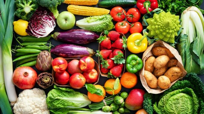 Mad baggrund med sortiment af friske sunde økologiske frugter og grøntsager på bordet
